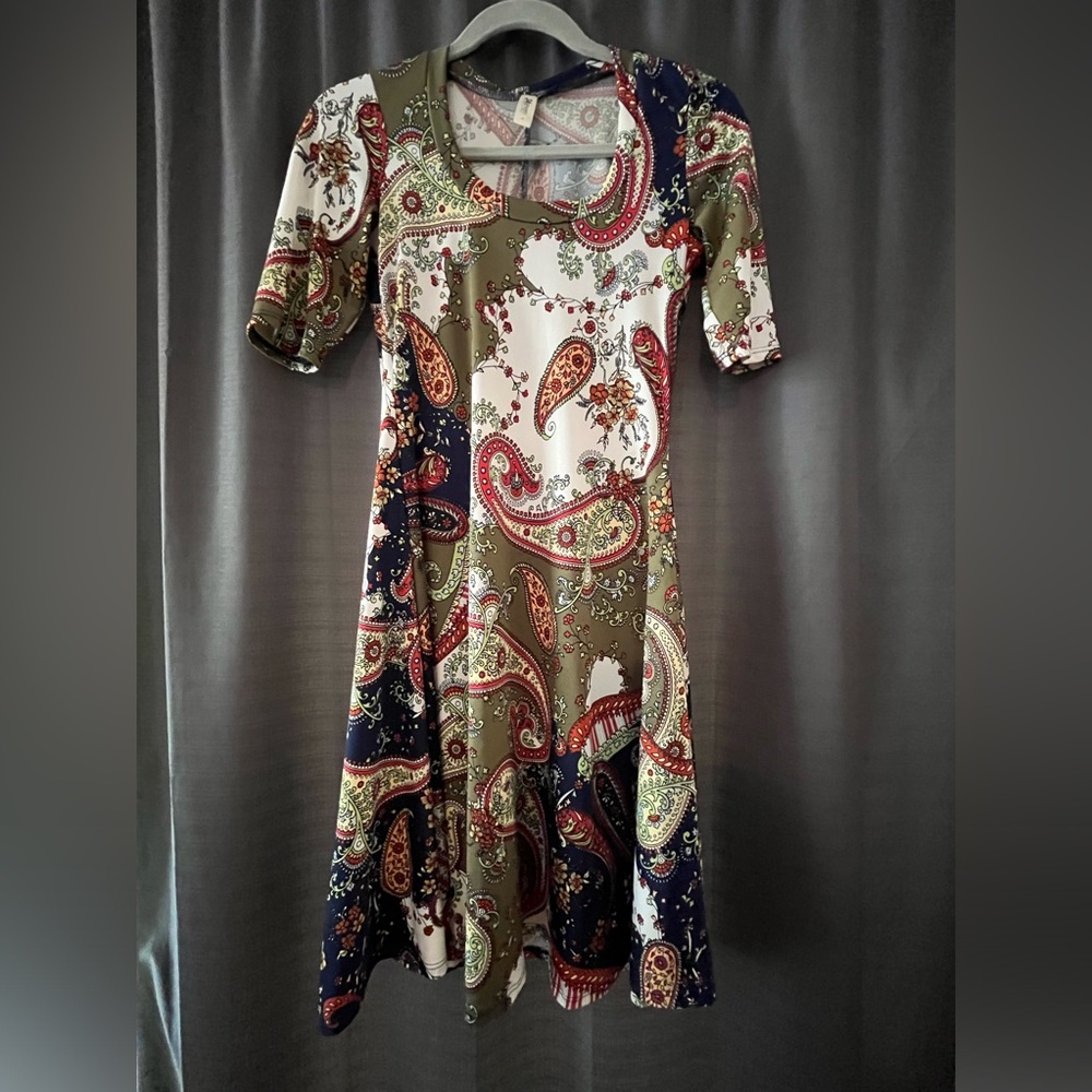 Comfortable dress with 3/4 length sleeves